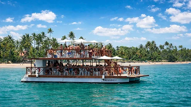Catamarã real utilizado em passeio na região de Carneiros e Guadalupe
